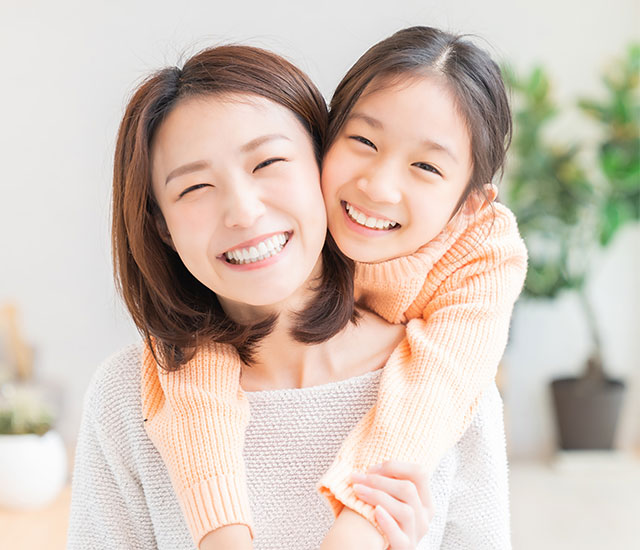 笑顔の親子